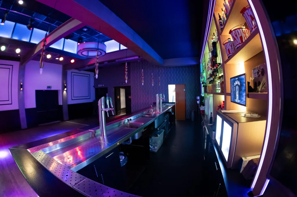 Bar met professionele cocktailsetup Club Dims