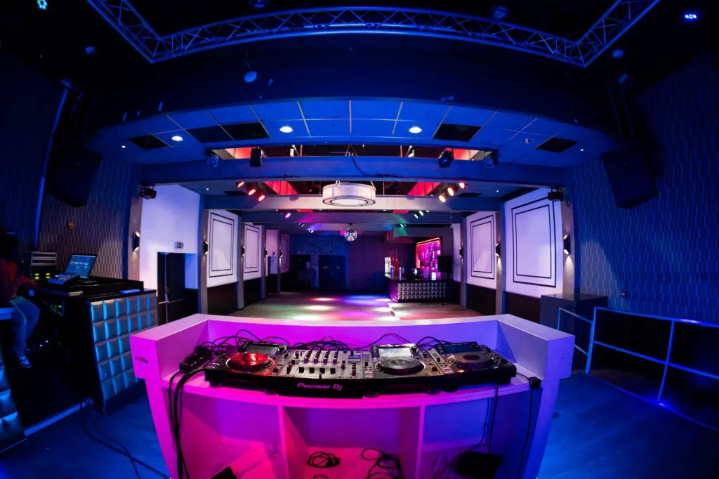 Club Dims bar area met gasten