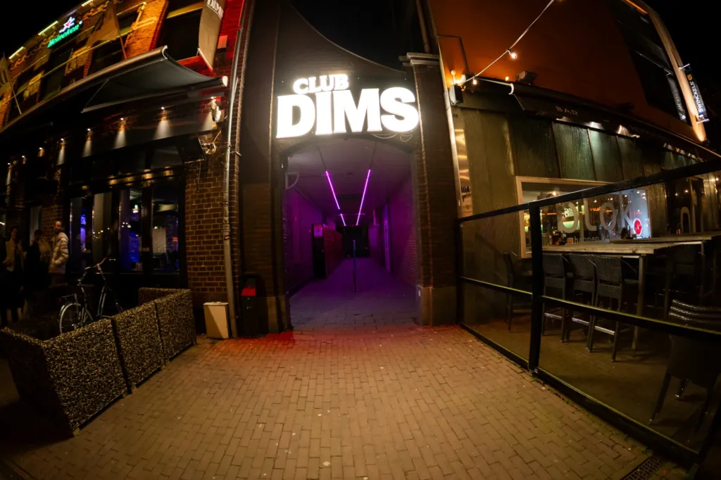 Club Dims interieur met sfeervolle verlichting en bar