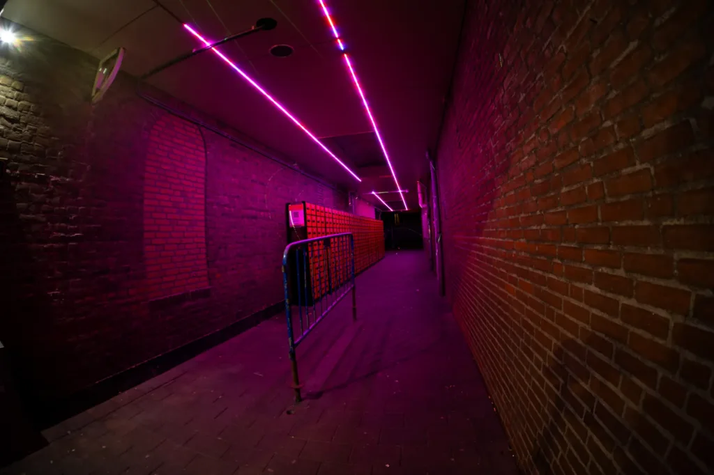 Club Dims lounge area met ambient verlichting