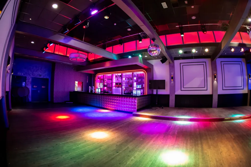 Club Dims sfeerbeeld met neonverlichting